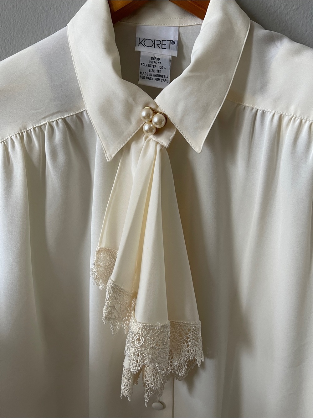 Koret vintage Ivory Tie-Neck jabot collar with lace Blouse with Pearl Accents